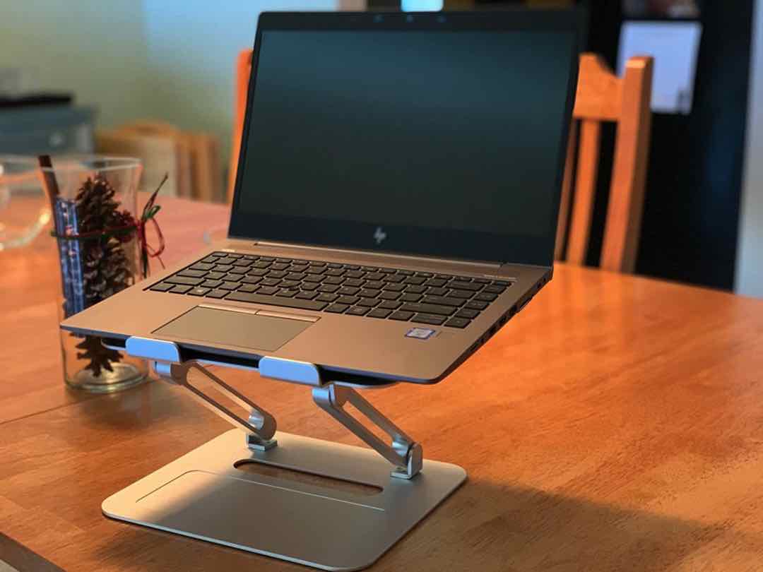Giá đỡ laptop là vật dụng như thế nào?