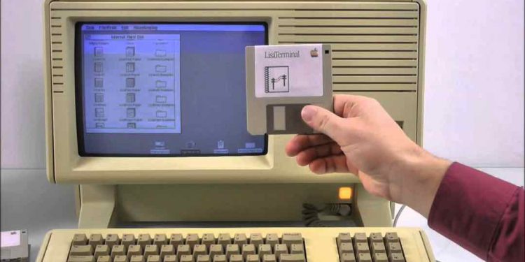 Lịch sử máy tính phát triển gắn liền với tiến bộ công nghệ