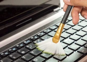 Dùng cọ mềm để vệ sinh bán phím máy tính