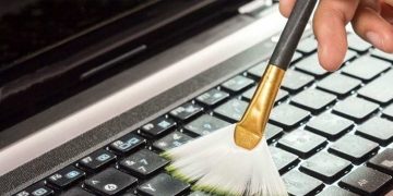 Dùng cọ mềm để vệ sinh bán phím máy tính